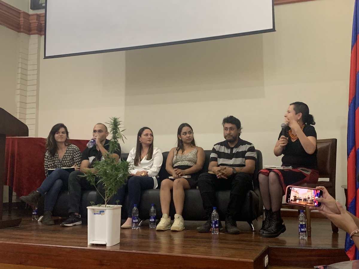CantoRodado's tweet photo. La maravillosa @maryder93 compartiendo su experiencia y preguntas valiosas sobre consumo, jóvenes y violencia. #TeamCev https://t.co/FbbvGr5xBA