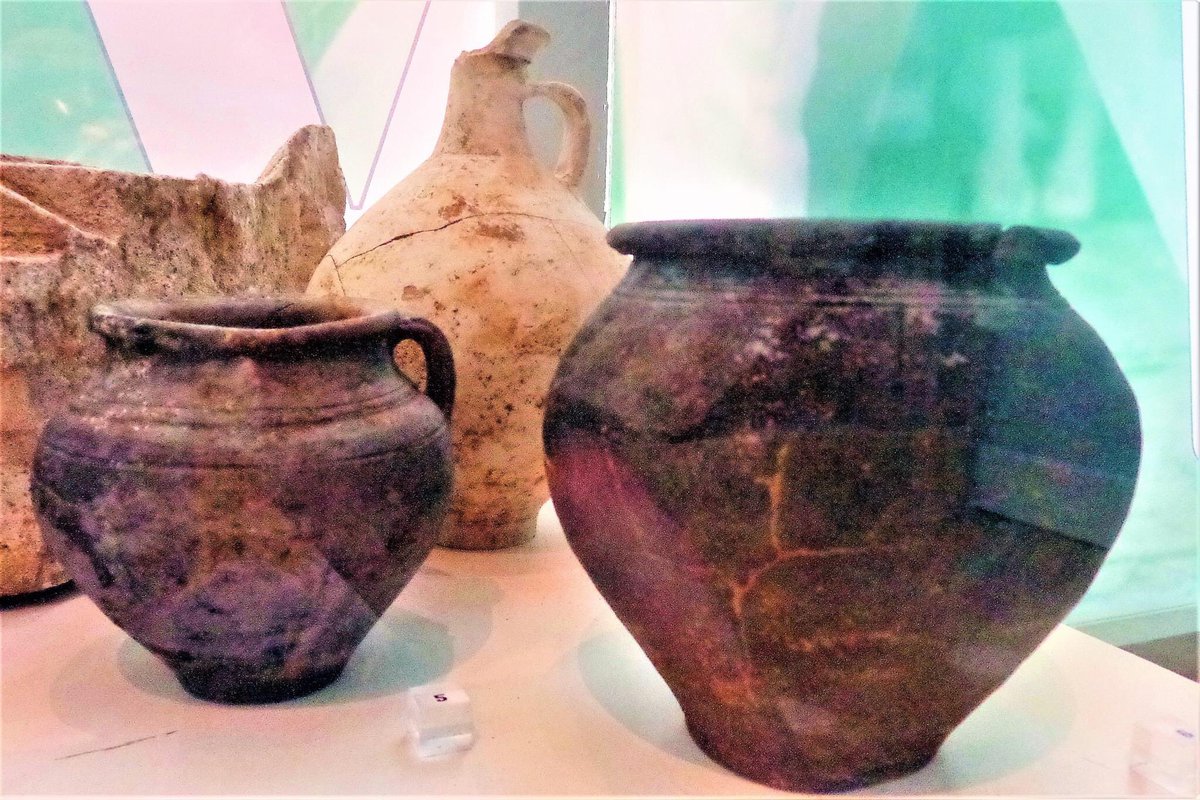 Op 11 juni is de #tentoonstelling ‘Met de #Romeinen de hemel in’ in het #Liemers Museum geopend. Natuurlijk heb ik foto’s gemaakt: een #inscriptiesteen gewijd aan Hercules #Magusanus, een #dakpan met stempel EX GER INF, een model van de #waterput en een kruikamfoor en kookpotten.