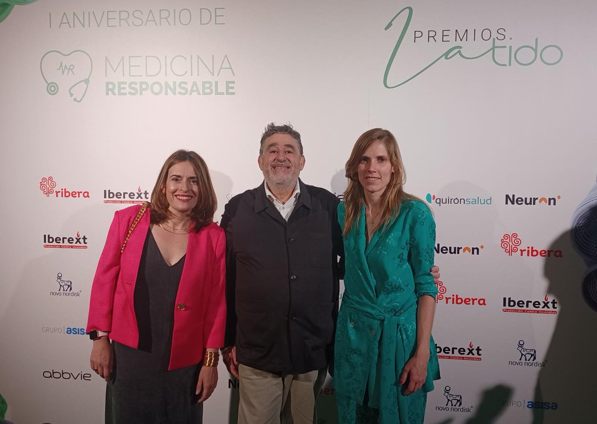 'HOPE, HOspital de Día PErsonalizado', Premio Latido a la Humanización de la Medicina en el I aniversario de @medicinarespon. Recogen la Dra.@Cris_Carames, directora médica y de investigación de @quironsalud e impulsora de la iniciativa,y @cristinaelezm, supervisora de Oncología