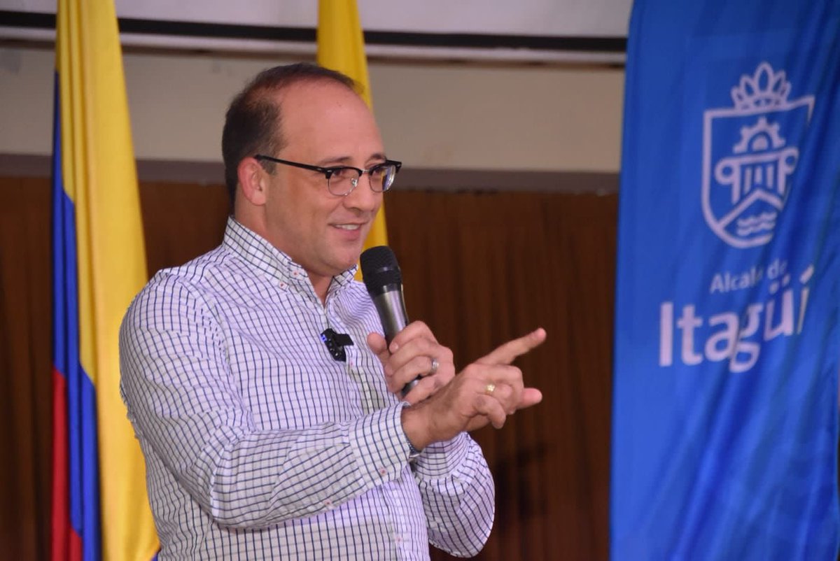 josefernandoee's tweet photo. En un emotivo acto protocolario que nos llenó de profunda alegría, de la
la mano de la @VIVAantioquia y de la Superintendencia de Notariado y Registro. (Sigue 🧵) entregamos las resoluciones que acreditan a 33 familias Itagüiseñas como propietarias legales de sus viviendas. 🏠 https://t.co/7pEy1jxAhJ