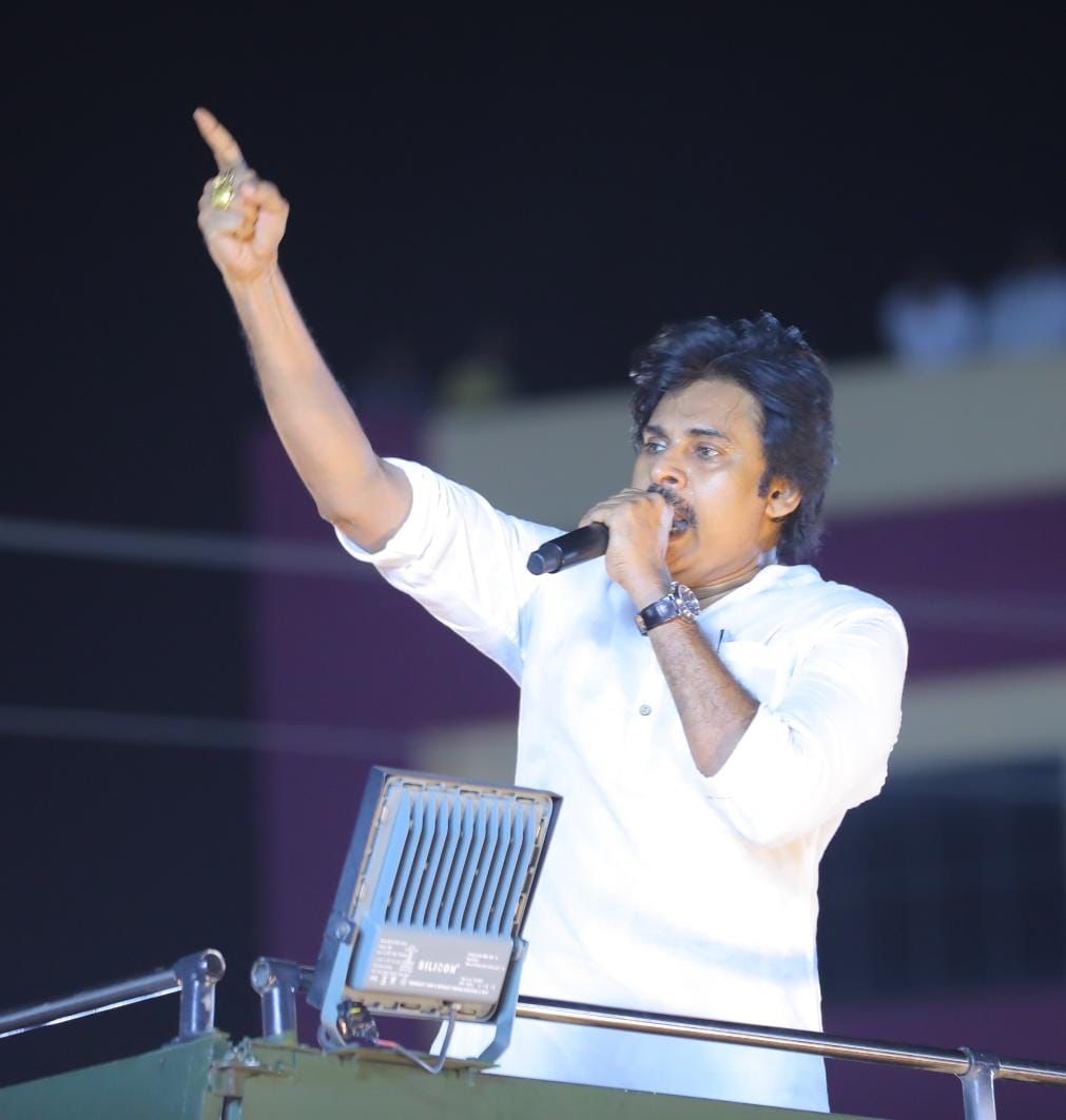 JanaSenaParty's tweet photo. జనం బాగుండాలంటే... జగన్ పోవాలి
• హలో ఏపీ.. బైబై వైసీపీ అన్నదే మన ఎన్నికల నినాదం
• అభివృద్ధి జరగాలంటే ఈ ప్రభుత్వం మారాలి ... అరాచకం ఆగాలంటే ఈ ప్రభుత్వం మారాలి...
• అంబేద్కర్ కంటే జగన్ రెడ్డి గొప్పవాడా..?
• విదేశీ విద్యాపథకానికి అంబేడ్కర్ పేరు తీసేసి తన పేరు పెట్టుకొన్నారు 
• మద్యం పేరుతో విషం అమ్ముతున్న వైసీపీ ప్రభుత్వం
• ఆడబిడ్డల తాళిబొట్లు తెంపేస్తున్న పసిబాలుడు
• గంజాయిని తగలబెట్టించారనే శ్రీ గౌతమ్ సవాంగ్ గారిని డీజీపీ పోస్టు నుంచి తప్పించారు 
• ఒక్క అవకాశం ఇస్తే ప్రజలకు తీరని ద్రోహం చేశాడు
• జనసేన ప్రభుత్వంలో ప్రతి కుటుంబానికి రూ.25 లక్షల హెల్త్ ఇన్సూరెన్సు
• రైతాంగానికి సంపూర్ణ మద్దతు ధర దక్కేలా చర్యలు
• వారాహి విజయయాత్రలో అమలాపురం బహిరంగసభలో జనసేన అధ్యక్షులు శ్రీ పవన్ కళ్యాణ్ గారు

#HelloAP_ByeByeYCP
#VarahiVijayaYatra