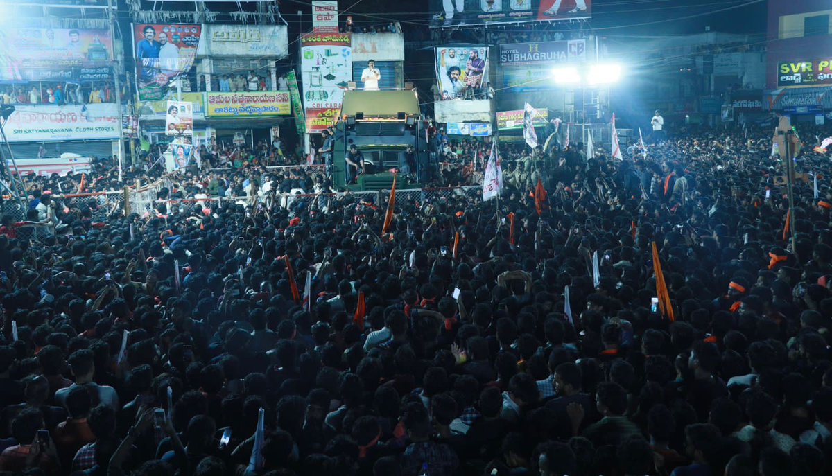 JanaSenaParty's tweet photo. జనం బాగుండాలంటే... జగన్ పోవాలి
• హలో ఏపీ.. బైబై వైసీపీ అన్నదే మన ఎన్నికల నినాదం
• అభివృద్ధి జరగాలంటే ఈ ప్రభుత్వం మారాలి ... అరాచకం ఆగాలంటే ఈ ప్రభుత్వం మారాలి...
• అంబేద్కర్ కంటే జగన్ రెడ్డి గొప్పవాడా..?
• విదేశీ విద్యాపథకానికి అంబేడ్కర్ పేరు తీసేసి తన పేరు పెట్టుకొన్నారు 
• మద్యం పేరుతో విషం అమ్ముతున్న వైసీపీ ప్రభుత్వం
• ఆడబిడ్డల తాళిబొట్లు తెంపేస్తున్న పసిబాలుడు
• గంజాయిని తగలబెట్టించారనే శ్రీ గౌతమ్ సవాంగ్ గారిని డీజీపీ పోస్టు నుంచి తప్పించారు 
• ఒక్క అవకాశం ఇస్తే ప్రజలకు తీరని ద్రోహం చేశాడు
• జనసేన ప్రభుత్వంలో ప్రతి కుటుంబానికి రూ.25 లక్షల హెల్త్ ఇన్సూరెన్సు
• రైతాంగానికి సంపూర్ణ మద్దతు ధర దక్కేలా చర్యలు
• వారాహి విజయయాత్రలో అమలాపురం బహిరంగసభలో జనసేన అధ్యక్షులు శ్రీ పవన్ కళ్యాణ్ గారు

#HelloAP_ByeByeYCP
#VarahiVijayaYatra