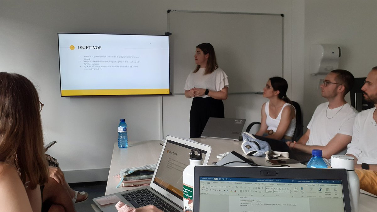 Avui a la reunió del GRAI hem compartit un TFG, tres TFM's i sis tesis que estem fent sobre aprenentatge entre iguals. Una intensa sessió de treball i un veritable exercici d'aprenentatge entre iguals (investigadors i docents). <a href="/UABBarcelona/">Universitat Autònoma de Barcelona</a> <a href="/EducacioUAB/">Facultat de Ciències de l'Educació UAB</a> <a href="/MipeDipe/">Comunidad MIPE-DIPE</a>