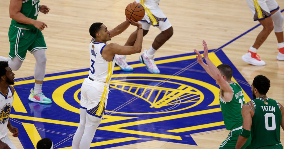 No defendía, se caía al piso cada 2 jugadas, pelotudeaba en el clutch y sus compañeros querían golpearlo en los entrenamientos. Y aún así, ahí va el mejor sexto hombre de Warriors en los últimos años.