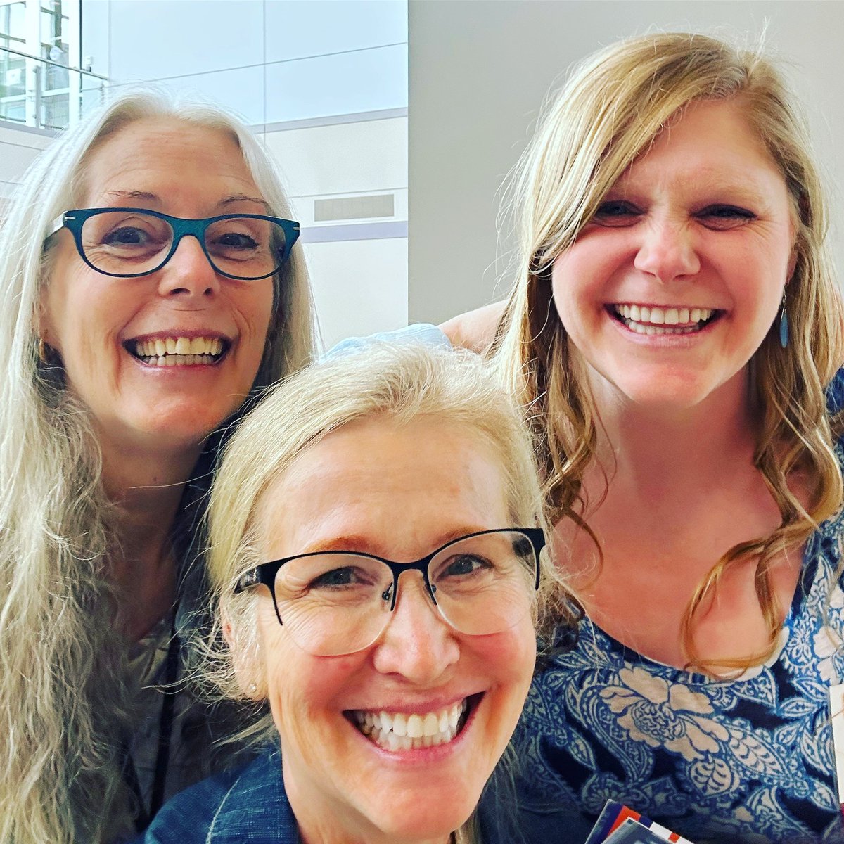 ReadingCon highlight: Discussing diverse books &amp; freedom to read w/ legend, <a href="/halseanderson/">Laurie Halse Anderson</a>! ❤️📖🥰

How fitting: we met Laurie at our 1st literacy presentation &amp; ran into her now after <a href="/Mrs_JAnderson/">ᒎᗩᑎᗴ丅 ᗩᑎᗪᗴᖇᔕᗝᑎ (she/her)</a>’s retirement #readmorebooks #authorlove #RepresentationMatters @FollettLearning