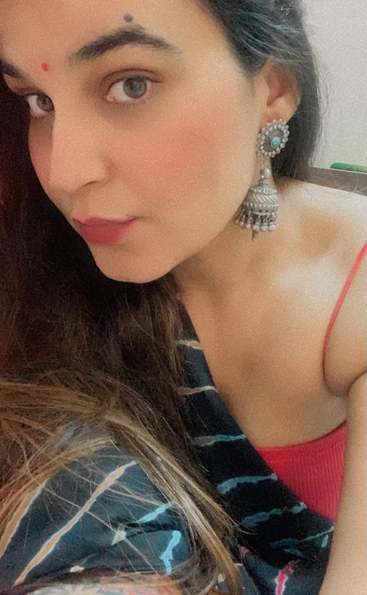 hiraeth__61's tweet image. देखो,
हम नही बहलते
इन सस्ते-रंगीन झुमकों से

रुख़्सार जो हमारे चूमें
वो झुमका हो बस
चाँदी का..!
#JhumkaTwitter