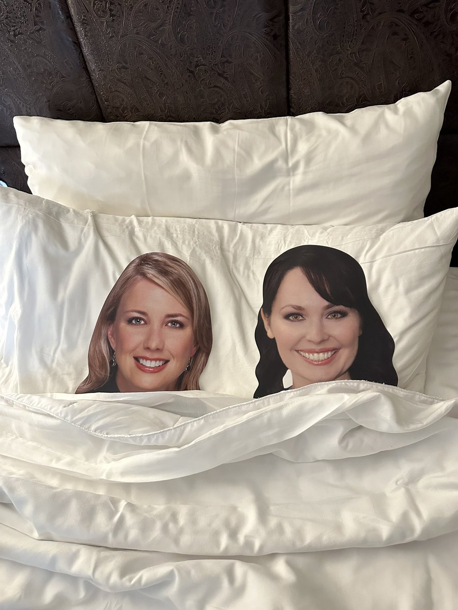 Kresley and Gena taking a little nap before the start of Book Bonanza. [Naomi]