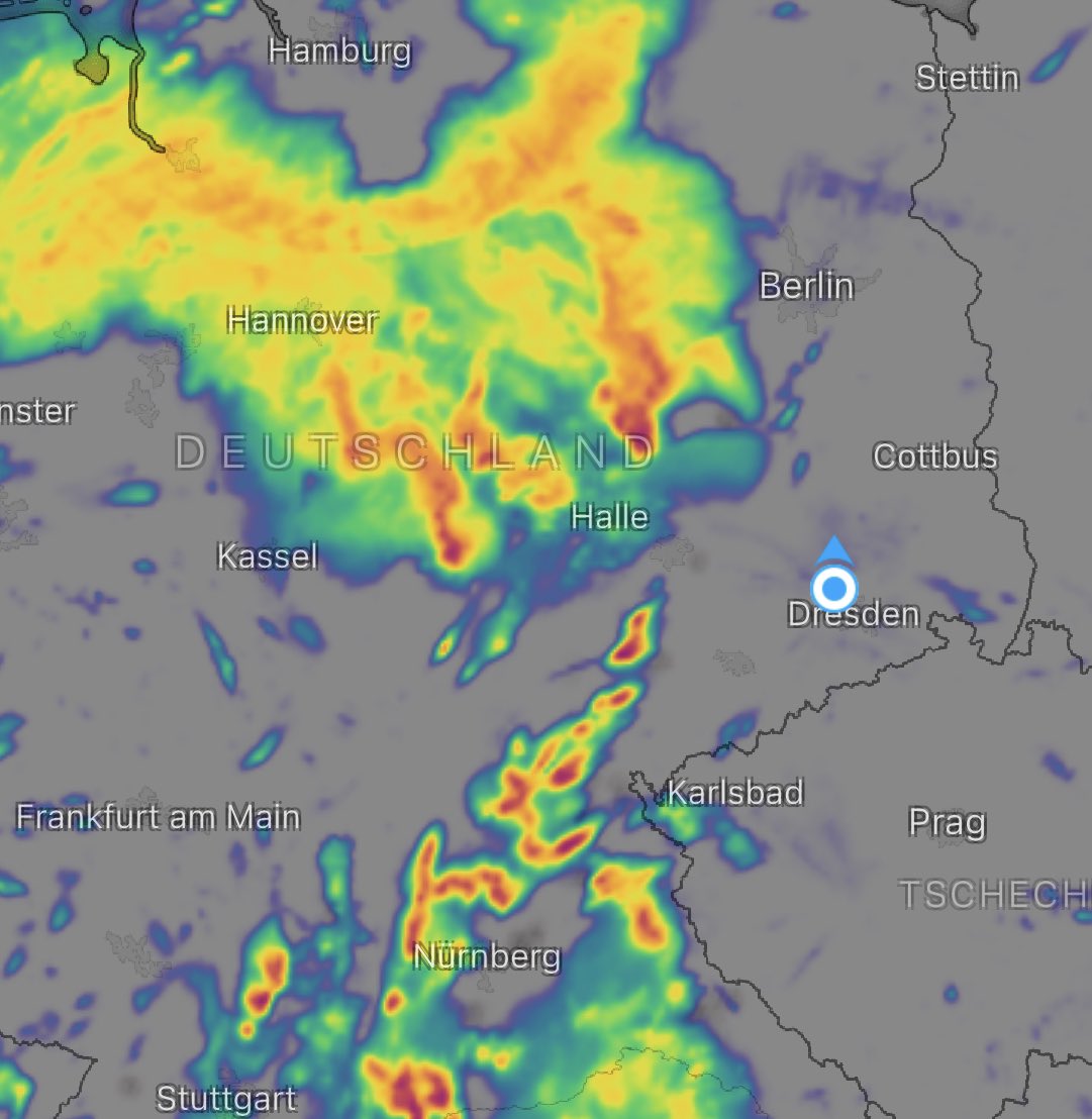 #Unwetter lt. Radar kurz vor #Dresden. Passt auf Euch auf