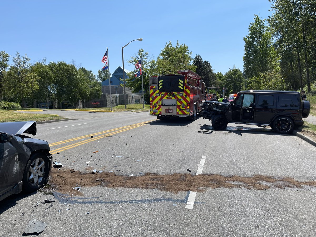 Southkingfire's tweet photo. Crews on the scene of a multiple-vehicle collision on SW Campus Drive in front of the Aquatic Center. Eastbound direction is completely blocked. Please avoid the area. https://t.co/IAGEHFCtPX