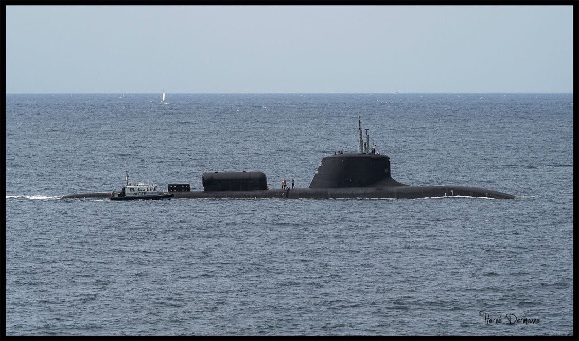 FauteuilColbert's tweet photo. #FOSt - #MarineNationale 🇫🇷⚓️
#SNA #SSN #Barracuda 

📸  Hervé DERMOUNE, 22 juin 2023.

Le 𝘚𝘶𝘧𝘧𝘳𝘦𝘯 (#ASA 1ier juin 2022) effectuant un « Quick turn and back out » dans la grande rade de Toulon, avec Dry Deck Shelter (#DDS) - et donc le PSM-3G à l’intérieur ? - sur le pont. https://t.co/eGgn71z9Bq