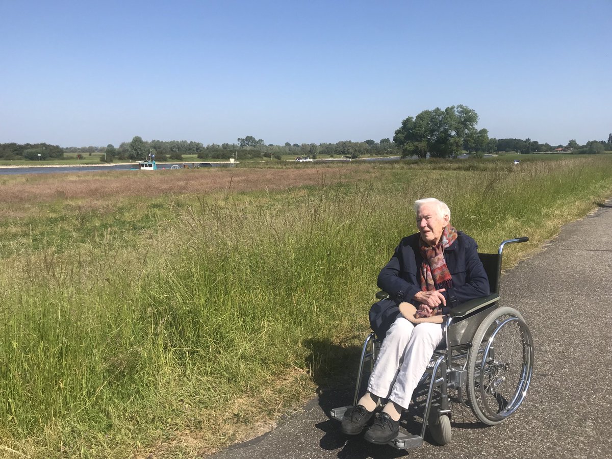 Vandaag afscheid genomen van mijn lieve en wijze moeder, Margreet Bohlmeijer-Meijer, 1926-2023. Kind van de zee. Ze stierf met een gevoel van dankbaarheid, na een laatste bezoek aan de IJssel. Moge haar ziel gebundeld worden in het licht van de Eeuwige