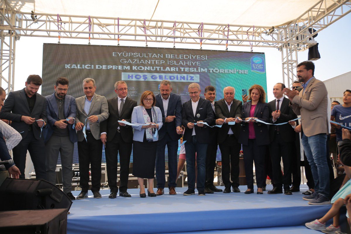 avmustafadurmus's tweet photo. İstanbul Eyüp Sultan Belediyesinin depremden etkilenen İslahiye ilçemizde yapmış olduğu eşyalı ve bahçeli kalıcı konutların anahtar teslim törenine katıldık. 

Başta Eyüp Sultan Belediye Başkanımız Deniz Köken olmak üzere tüm ekibine teşekkür ediyoruz. 

@DenizKoken https://t.co/ZazIHgWy6U