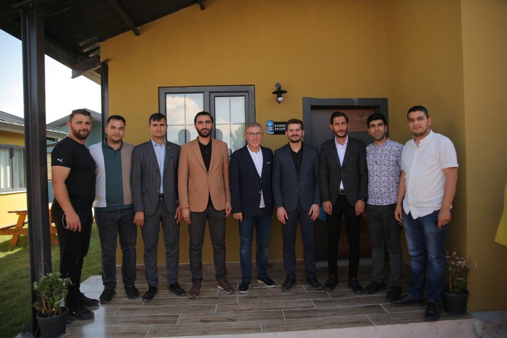 İstanbul Eyüp Sultan Belediyesinin depremden etkilenen İslahiye ilçemizde yapmış olduğu eşyalı ve bahçeli kalıcı konutların anahtar teslim törenine katıldık. 

Başta Eyüp Sultan Belediye Başkanımız Deniz Köken olmak üzere tüm ekibine teşekkür ediyoruz. 

<a href="/DenizKoken/">Deniz Köken</a>