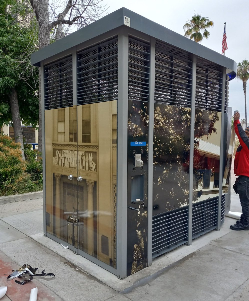 We are thrilled with the new artwork at two public toilets in the Valley, near Van Nuys City Hall and a Metro stop in @cd6lacity! 

Both locations include hand washing stations and are all-gender facilities.

<a href="/LACityDPW/">LA City Public Works</a>