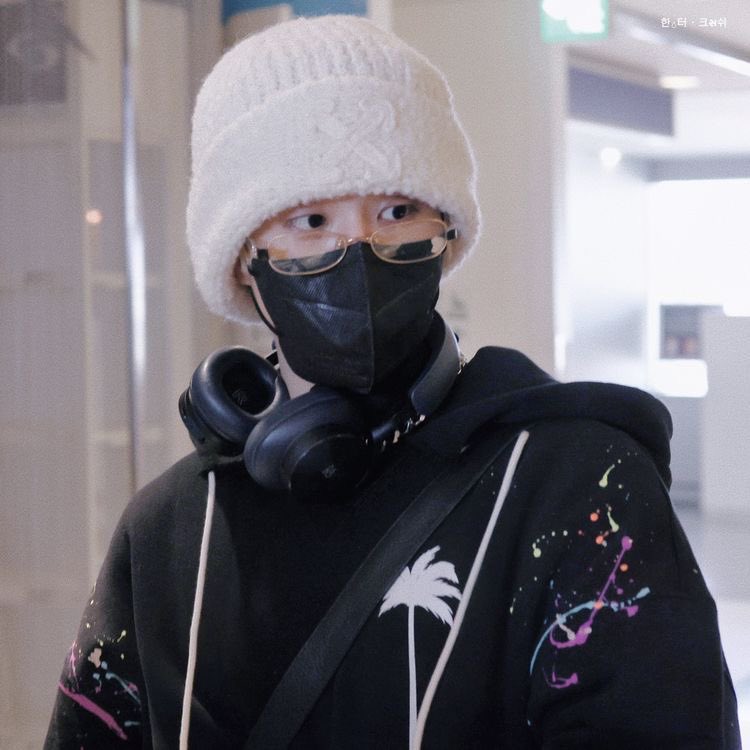 hanjionmyphone's tweet photo. glasses airport han is my favorite han genre https://t.co/NzdHD6dgF2