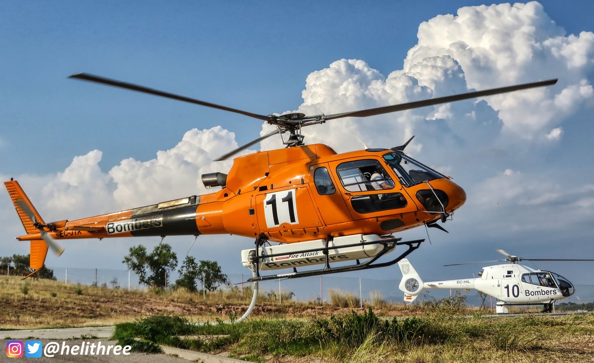 Sortida de l'helicòpter bombarder AS350B3 "50.11" i de l'EC120B Colibri de comandament "50.10" del parc de Bombers de Manresa l'estiu de 2017.