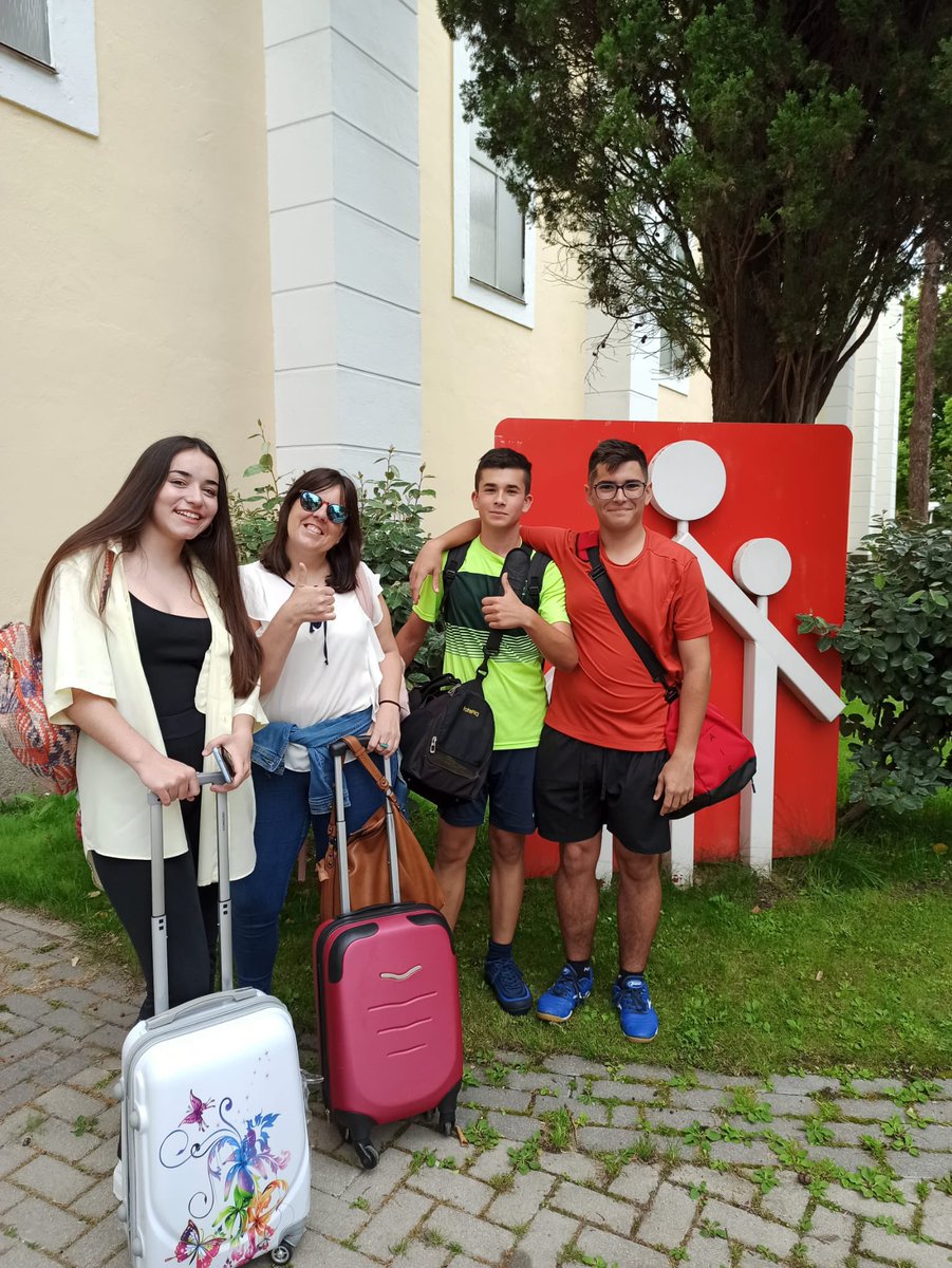 Salesarevalo's tweet photo. Un grupo de 4º de la ESO han participado con su proyecto en la II edición Digitaliza tu Pueblo de este año, en la ciudad de Aranda de Duero. Hemos aprendido que el esfuerzo y las ganas de trabajar tiene su recompensa. #AbrimosCaminos #salesianosarevalo https://t.co/ulsV2QrcV3