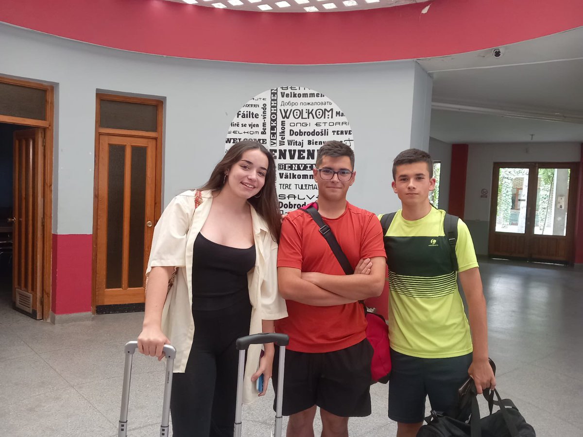 Salesarevalo's tweet photo. Un grupo de 4º de la ESO han participado con su proyecto en la II edición Digitaliza tu Pueblo de este año, en la ciudad de Aranda de Duero. Hemos aprendido que el esfuerzo y las ganas de trabajar tiene su recompensa. #AbrimosCaminos #salesianosarevalo https://t.co/ulsV2QrcV3