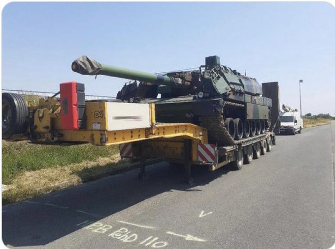#UkraineRussiaWar️ #France 
On peut toujours se foutre des Russes qui abandonnent leurs chars aux mains des Ukrainiens, faute de carburant, cause de pannes diverses ou panique à bord...