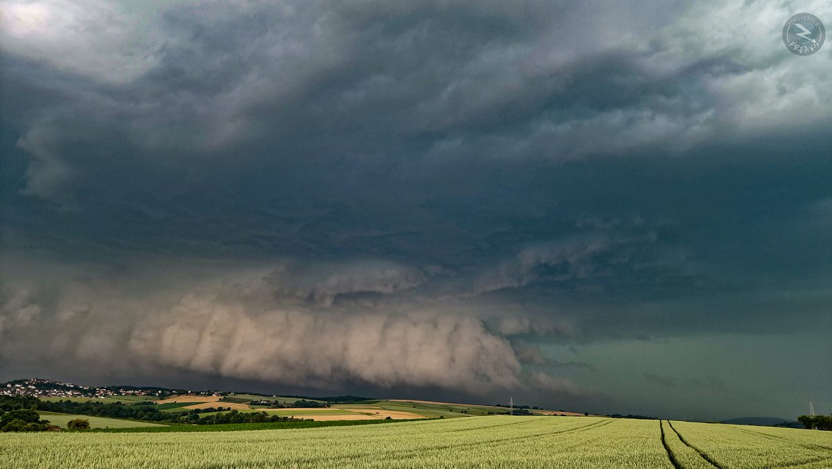 unwetterfreaks's tweet photo. Wir beenden hiermit die Berichterstattung nach einem anstrengenden und denkwürdigen Unwettertag. Erste hochaufgelöste Bilder und eine Videozusammenfassung auf Youtube gibt es dann in den kommenden Tagen (https://t.co/PiqopFfmjG) https://t.co/L5iSXeXZeS