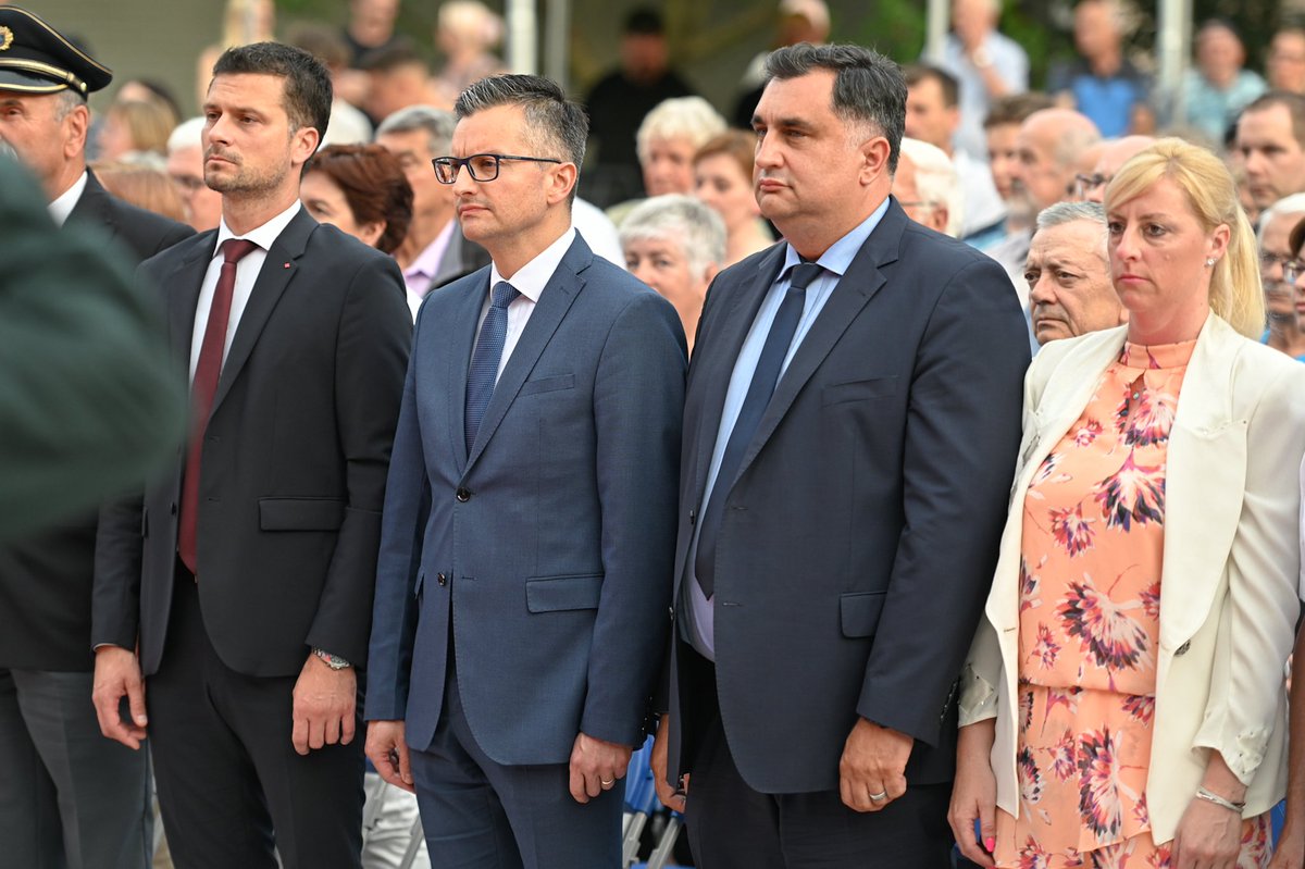 MO_RS's tweet photo. Minister @sarecmarjan se je danes na Jesenicah udeležil občinske slovesnosti pred državnim praznikom. "Slovenija je naša, ena sama, delajmo za to, da jo ohranimo za prihodnje rodove, za vekomaj," je čestital minister Šarec. https://t.co/I4RH3oxMIV