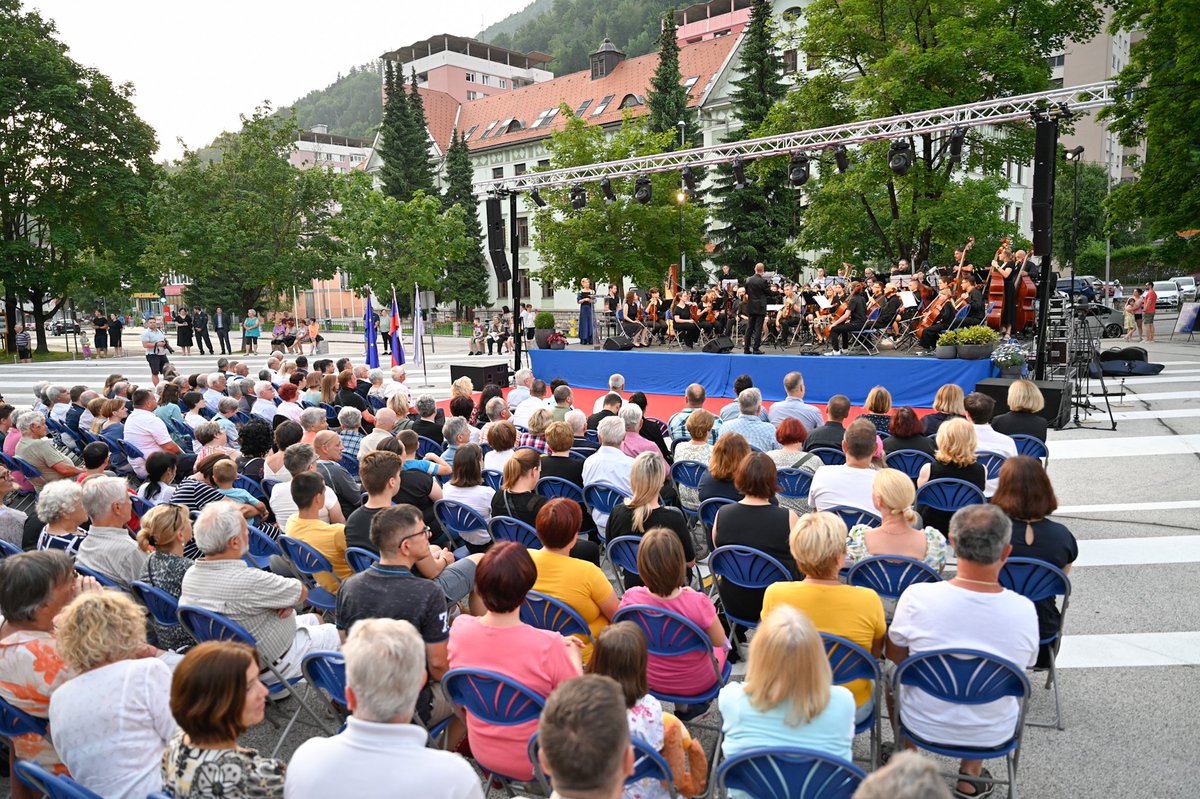 MO_RS's tweet photo. Minister @sarecmarjan se je danes na Jesenicah udeležil občinske slovesnosti pred državnim praznikom. "Slovenija je naša, ena sama, delajmo za to, da jo ohranimo za prihodnje rodove, za vekomaj," je čestital minister Šarec. https://t.co/I4RH3oxMIV