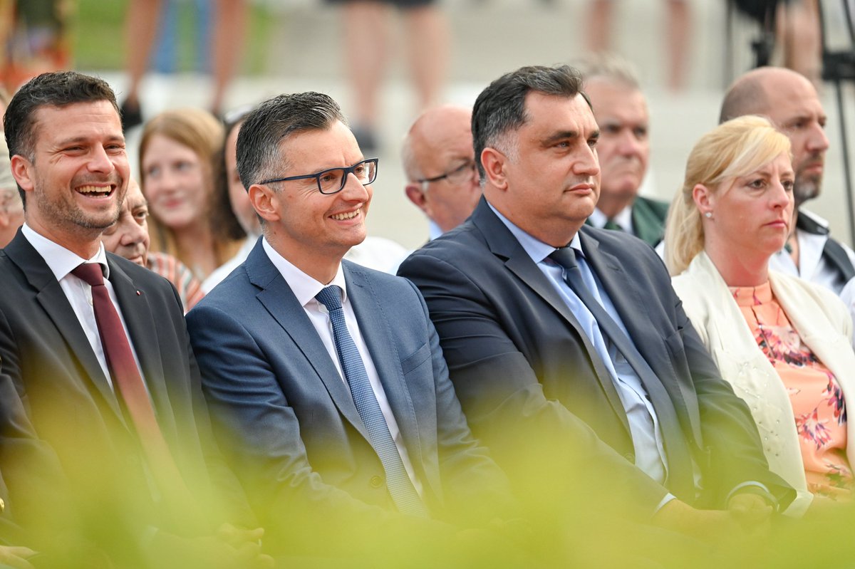 MO_RS's tweet photo. "V 30 letih samostojne 🇸🇮 zagotovo ni bilo vse idealno. To nas ne sme odvrniti, da ne bi ponosno praznovali. Kakšno je in bo 21. stoletje, je odvisno od nas samih. Nikjer ni vse idealno, vendar pa se moramo truditi za boljše odnose, razvoj, priznavanje pravic in sobivanje." https://t.co/YdiJsj7cvD