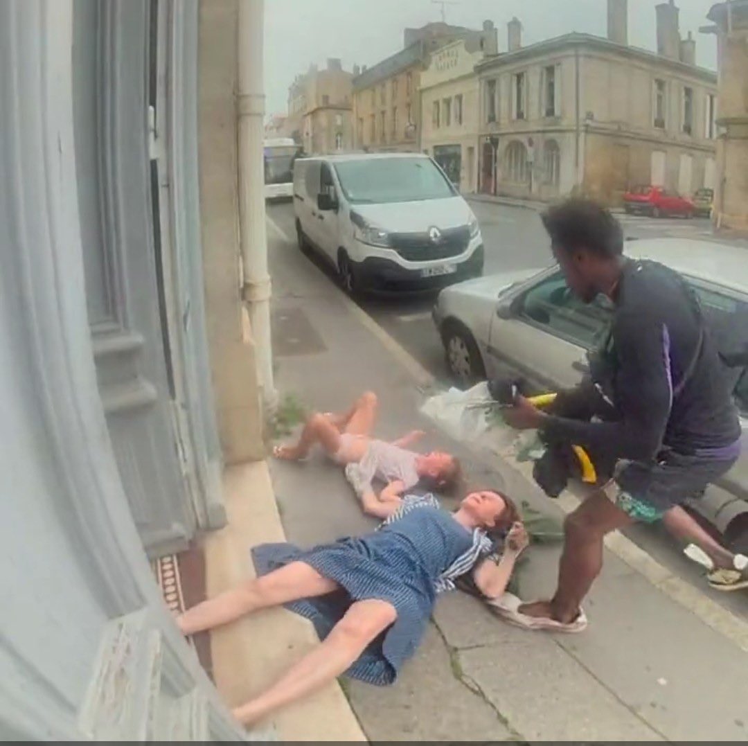 ChristianDEGBE2's tweet photo. De qui se moque-t-on?Immaginons qu’1blanc agresse une famille noire, la vidéo aurait-elle été censurée?Non, mais le contraire l’est..Marre de la bien-pensance.DEHORS ces barbares venus d’Afrique.Patriotes, arrêtez de dormir, Réveillez-Vous 🇫🇷🇫🇷🇫🇷 https://t.co/aFTNhyYE8C
