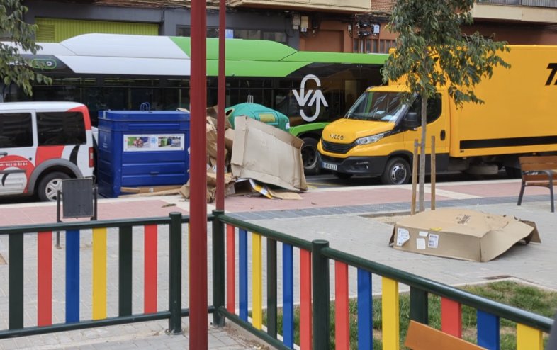 duardini's tweet photo. @PoliciaVLL Pues en la Plaza de la Milagrosa los que han pasado a recoger el contenedor de papel/cartón ayer 21/06/2023 a las 20h05 lo han dejado así. 

El contenedor estaba lleno y lo que se ve en la foto que está fuera no entraba. 

Pregunta, ¿quién debería recogerlo? https://t.co/9o1zbSlAo1
