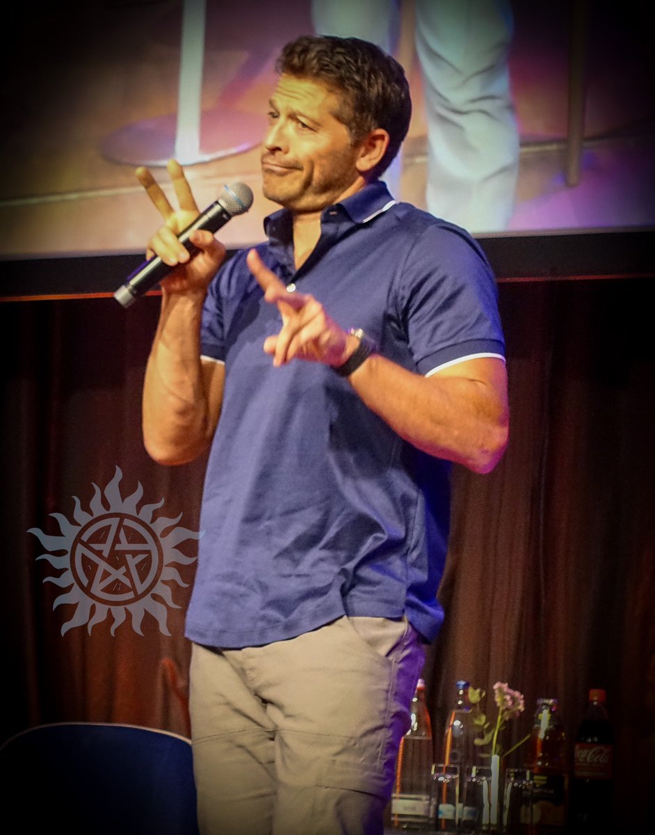 Get yourself a guy who can be both. Incredible hot and silly as hell. 😂🥰🫶😘🫠💙🪽
#MishaCollins #PurCon7 #MasterOfSillyFaces #AirQuotes #HottestHotness