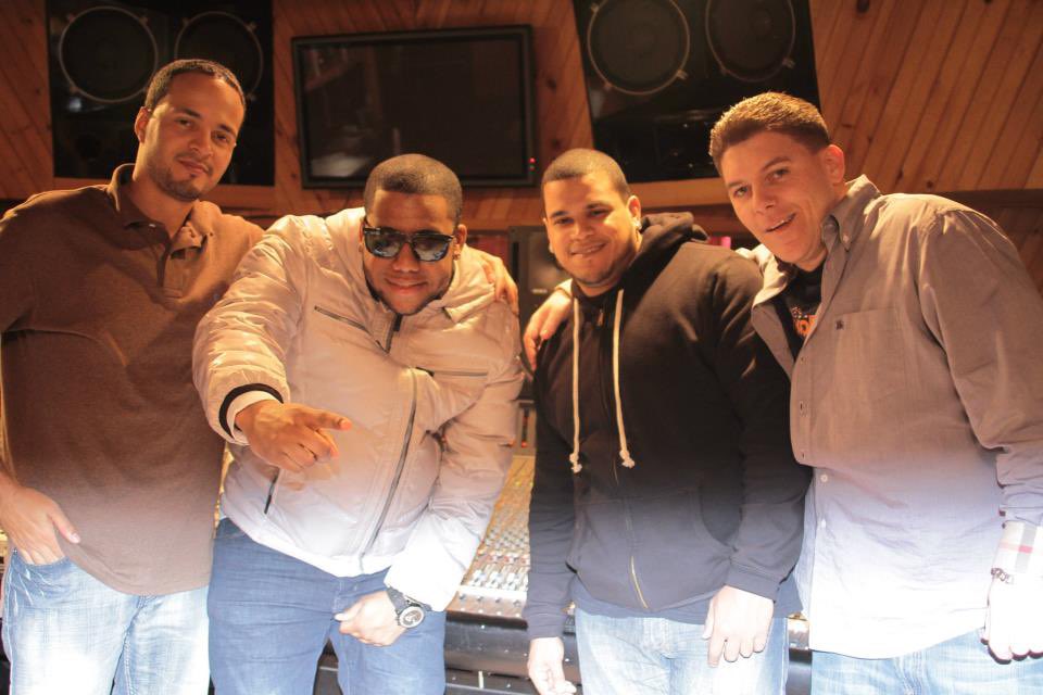 RoyalTMixes's tweet photo. Taking it Wayyyy Back !! 🎧🫡 #homestudio #grammys #recordingstudio  #recordingartist  #musicproducer #musicians #musicproduction @LatinWillMusic @Relambio_Muzik https://t.co/bw1OlcRrJW