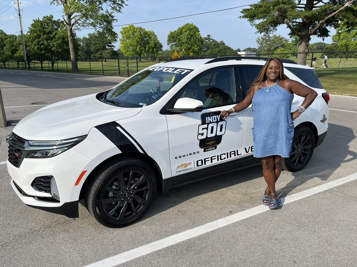 FINAL FELIZ

¿Recuerdan la llanta que salió disparada en la Indy500 y cayó sobre un auto en el estacionamiento?

Pues la organización del Indianapolis Motor Speedway se lo ha cambiado por este Equinox, que hacía de vehículo oficial en el circuito.

Yo ni los Stickers le quitaría!