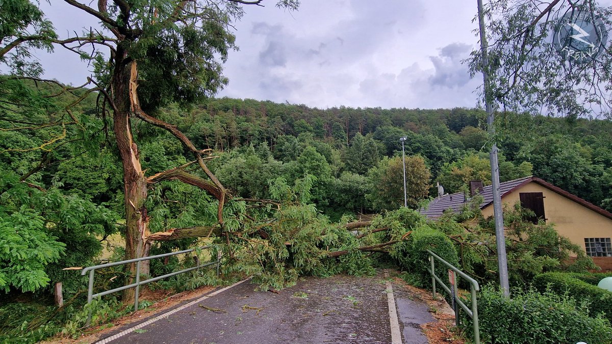 unwetterfreaks's tweet photo. Wir beenden hiermit die Berichterstattung nach einem anstrengenden und denkwürdigen Unwettertag. Erste hochaufgelöste Bilder und eine Videozusammenfassung auf Youtube gibt es dann in den kommenden Tagen (https://t.co/PiqopFfmjG) https://t.co/L5iSXeXZeS