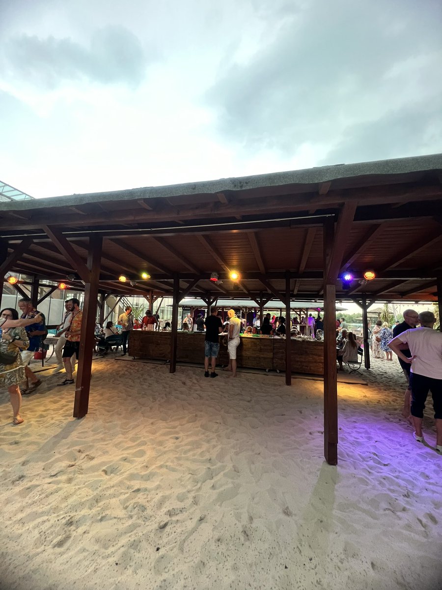 sweettweetangie's tweet photo. Könnt auch im Urlaub sein 🌴🏖️  Aber ist dann doch „nur“ unsere Firmenfeier 🎉 und ja sieht leer aus, isses aber nicht 😂  #Partytweet https://t.co/5Rx5PtuN5G