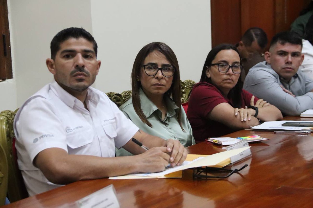 FreddyBernal's tweet image. Saludos. Hoy sostuvimos importante reunión de trabajo en conjunto con PDVSA, Asogata, Gabinete de Combustible, Gobernación del Táchira y alcaldes de la alta y baja montaña de la entidad, para determinar la importancia de la vialidad agrícola y pecuaria de las mencionadas…