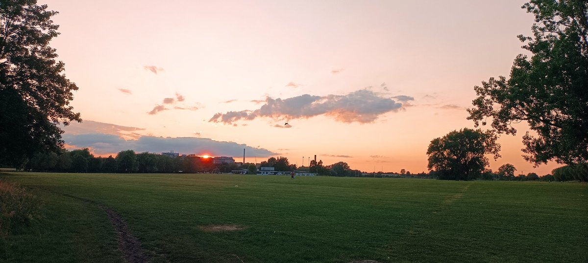 The sun, shining bright
Even as it sets on this #WindrushDay, 
On this #NHS75 birthday
We the migrant workers want to hope
That things can be brighter for us
Brighter for those coming after us.
Or is that too much to hope for?  #InternationalAHPs #InternationalRecruitment…