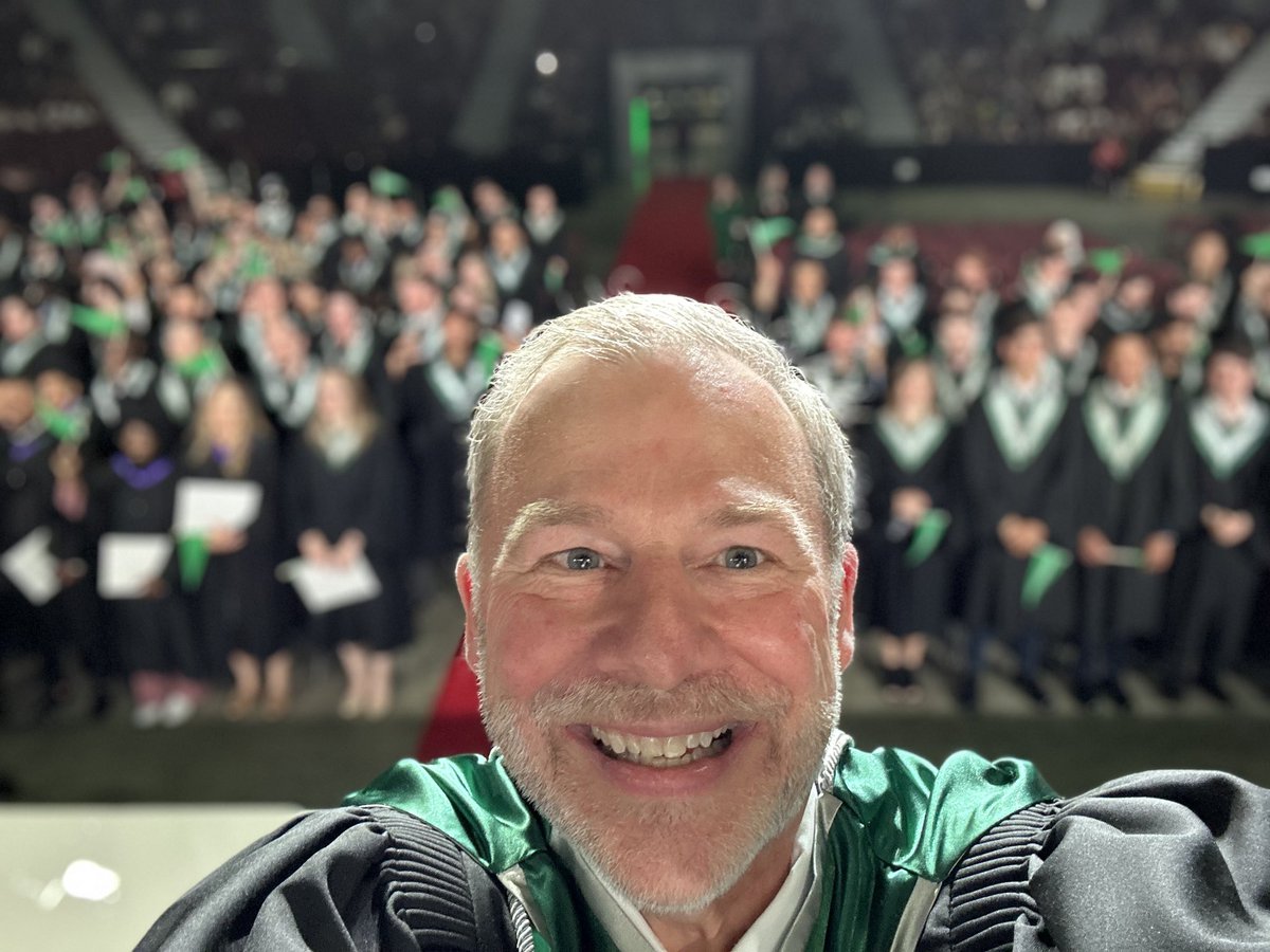 One last selfie for the road! Congratulations Class of 2023 🎉

#Algonquin2023
