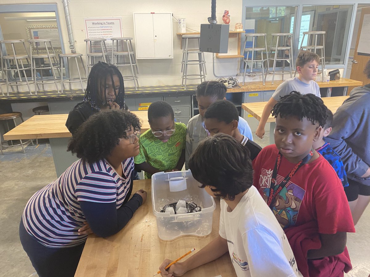 jacob_reeser's tweet image. Lots of learning conversations today for 6th grade. Dividing fraction -Escape Room and a science experiment about global warming and glaciers. #futurestrong #GrandviewC4 #Ignitesummerschool