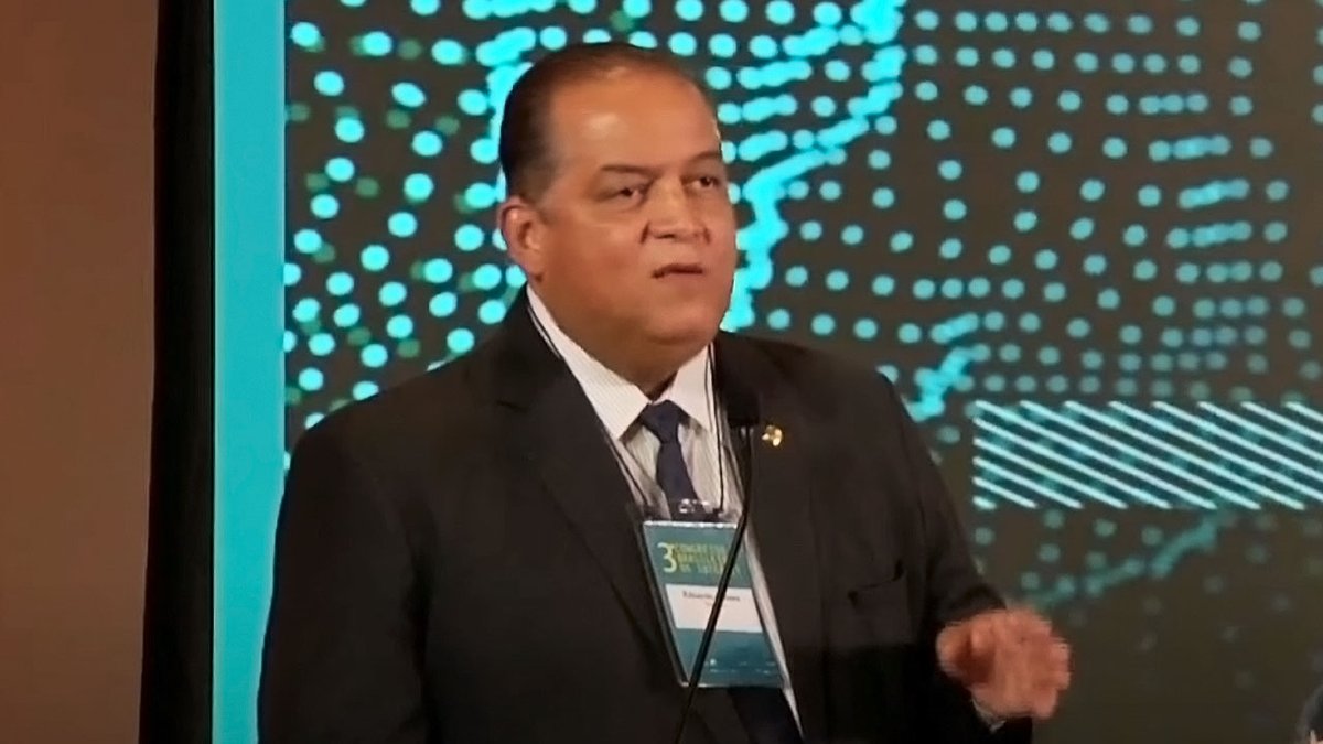 Marco Legal de Inteligência Artificial será aprovado no Senado ainda em 2023, disse o relator da Comissão especial do Senado, Eduardo Gomes (PL/TO), no 3º Congresso Brasileiro de Internet. Saiba mais: bit.ly/3XlSeTk