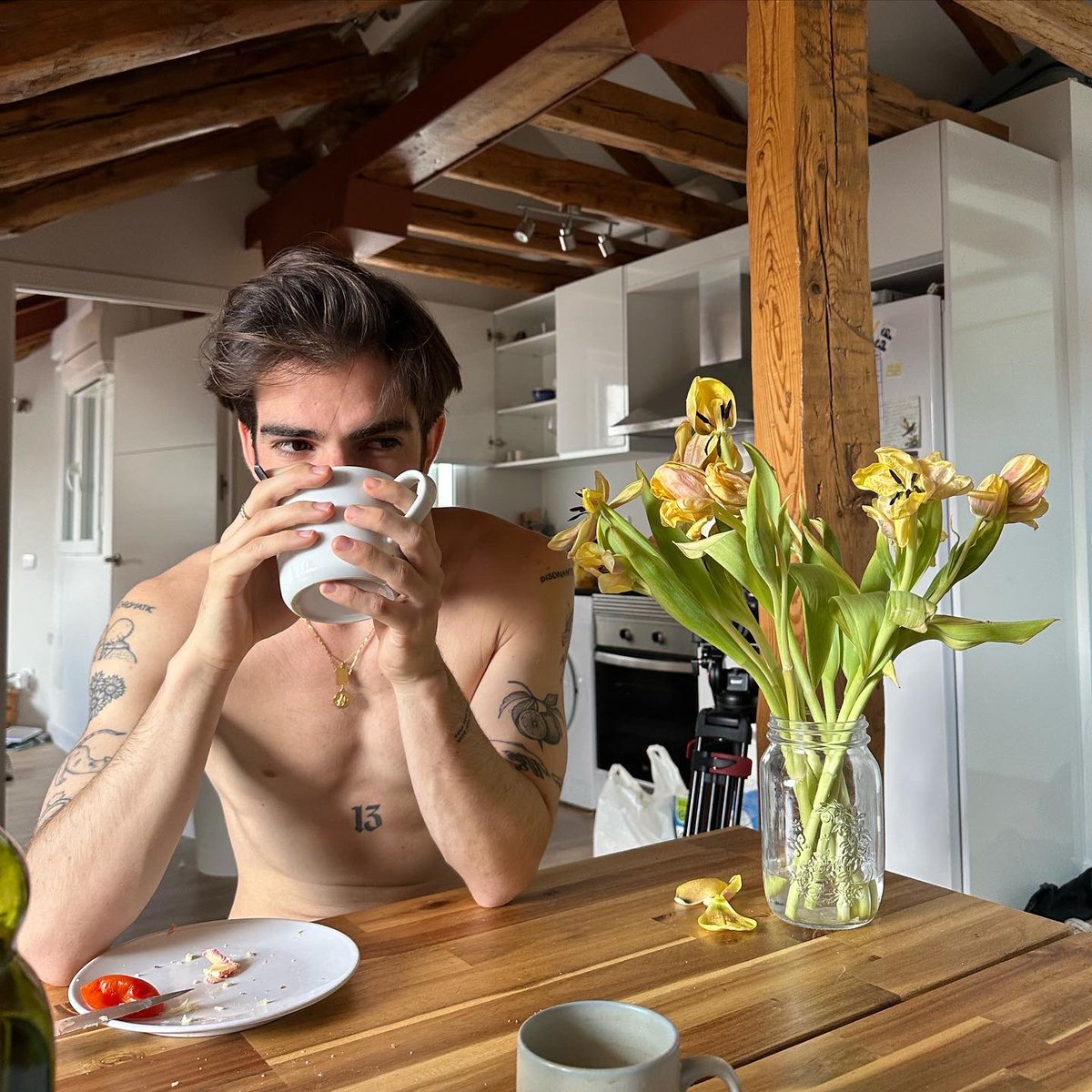 La flor enamorada de la mano que la arranca