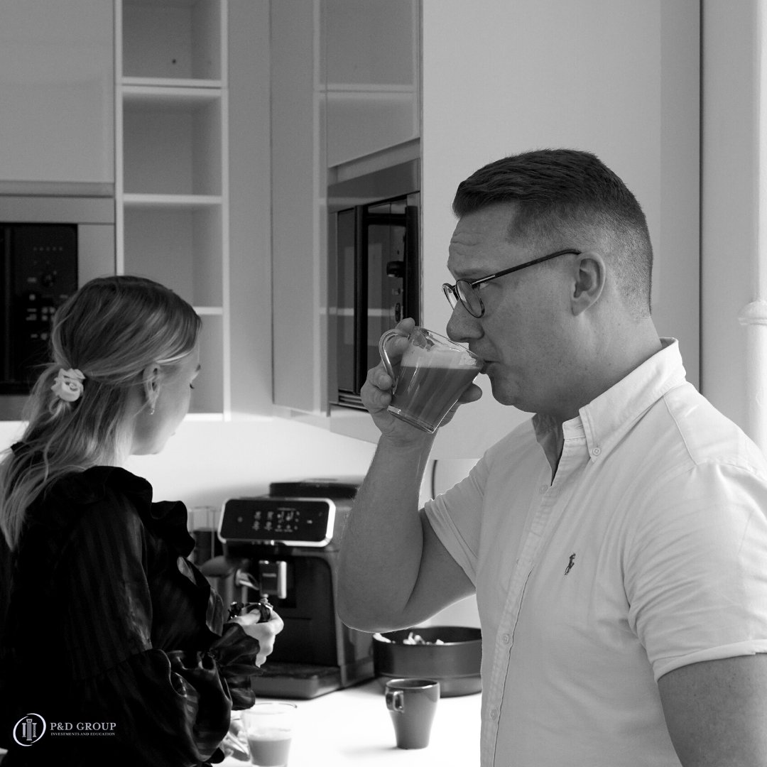 dintradingklubb's tweet photo. Trading coach Niklas och Performance coach Erica är två av kaffeälskarna på P&amp;D Group kontoret i Lund. Här avnjuts många oblikatoriska kaffepauser ☕️ https://t.co/XyvyzLxHUc
