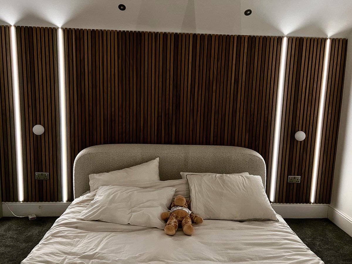 LecEtec's tweet image. Bg brushed steel usb socket, globe light and led strip in black profile with black diffuser in-between natural wall slats all controlled via Loxone 😎#arcled  #ledstrip #bedroomlighting #loxone  #loxonesmarthome  #bgnexus