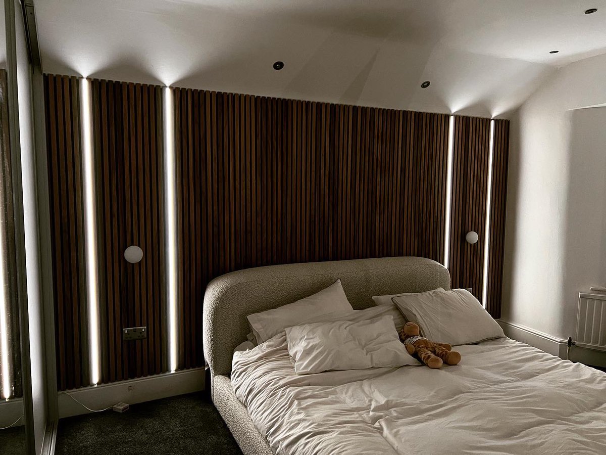 LecEtec's tweet image. Bg brushed steel usb socket, globe light and led strip in black profile with black diffuser in-between natural wall slats all controlled via Loxone 😎#arcled  #ledstrip #bedroomlighting #loxone  #loxonesmarthome  #bgnexus