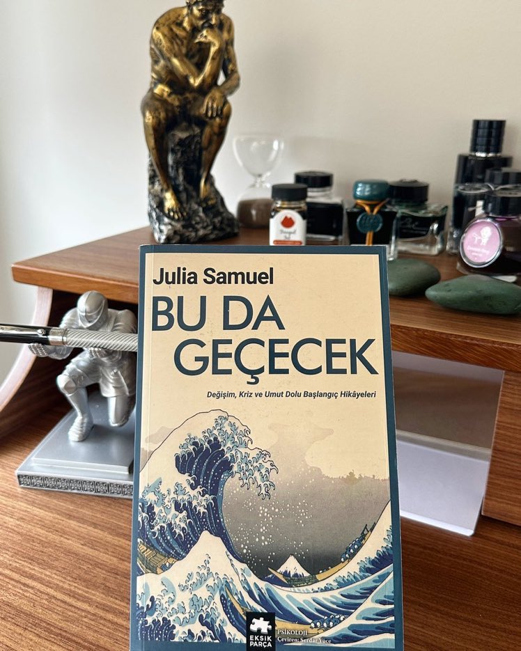 Dünyada birçok psikoterapistin yas tedavisinde kullandığı önemli bir kitap. Zorlu yaşam olayları sonrasında kişilerin nasıl ayakta kalıp yeniden doğduklarını ve devam ettiklerini yaşanmış hikâyelerle ustaca anlatıyor Julia Samuel. Israrla tavsiye ediyorum.