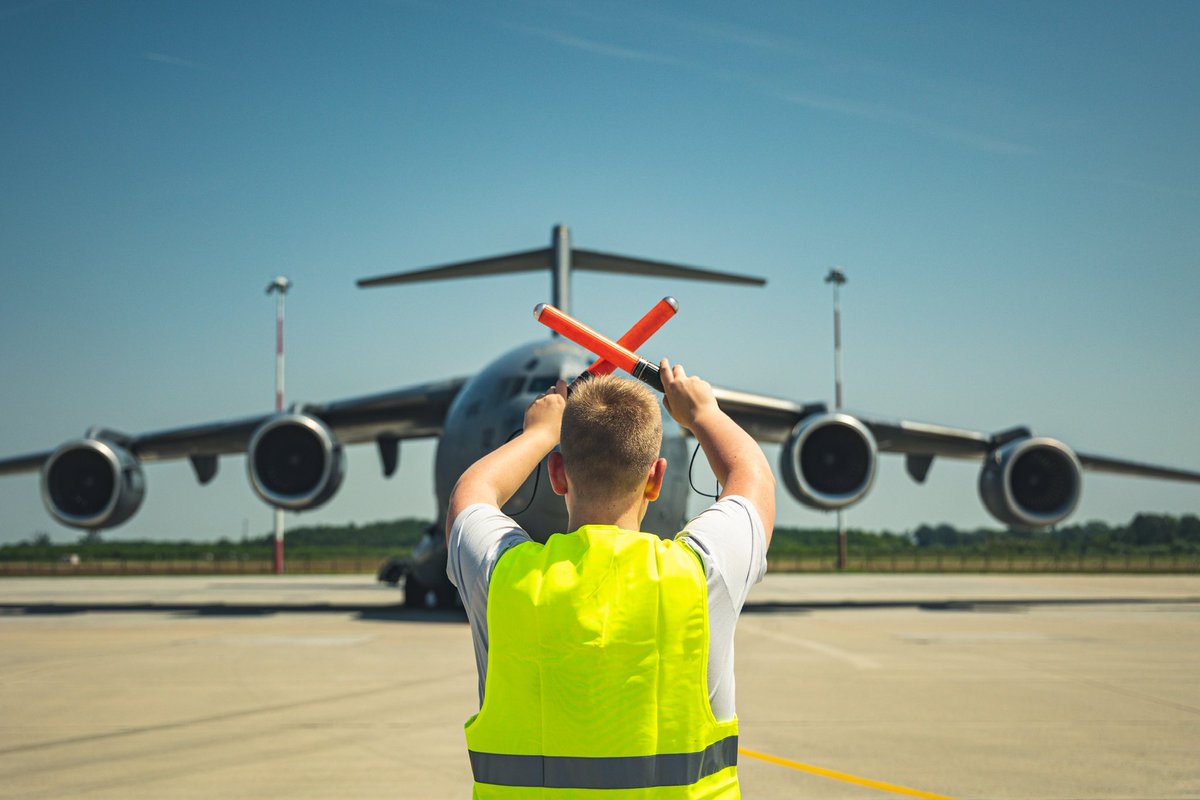 SAC_Program's tweet photo. The Heavy Airlift Wing said goodbye to its Commander with a bang! 💥 🇭🇺 fire trucks creating a water arch over the aircraft was a sight to behold. 🚿🚒 The champagne shower was just the icing on the cake! 🍾🚿 #Farewell  #FiniFlight #AirForceTradition

👉https://t.co/jQS54SyIF7 https://t.co/Ay2FDLB0mL