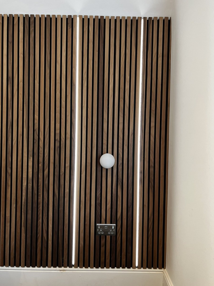 LecEtec's tweet image. Bg brushed steel usb socket, globe light and led strip in black profile with black diffuser in-between natural wall slats all controlled via Loxone 1/2😎#arcled  #ledstrip #bedroomlighting #loxone  #loxonesmarthome  #bgnexus