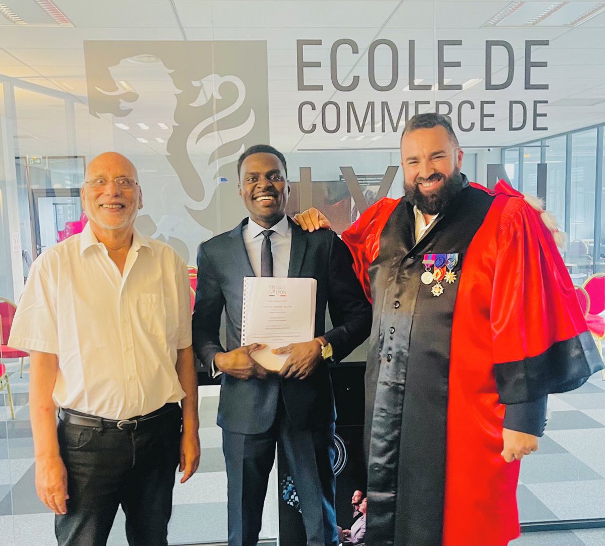 khouzeifi992's tweet photo. #Alhamdoulillah, J’ai défendu ma thèse de #Doctorat (PhD), sur l’Impact de la Croissance Économique sur le Développement : cas du Tchad.
Merci à toutes et à tous.
Dr_KID https://t.co/hfyyipKQJy