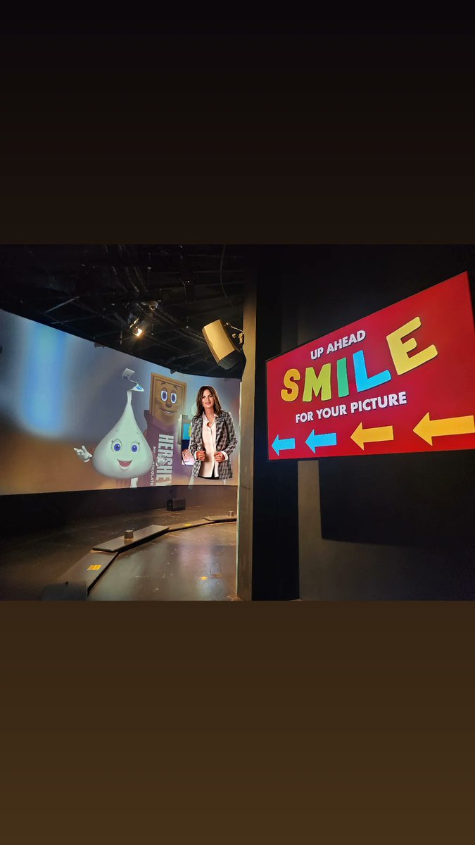 KRich312's tweet image. Well @AlaneAdamsBooks was sure busy today. She toured Hershey Chocolate and was busy looking for Georgie on the farm, sabotaging, the PB cups, posing for photos, and enjoying a disco dance party. #flatalane sure did live it up today. 
#adventureswithalane