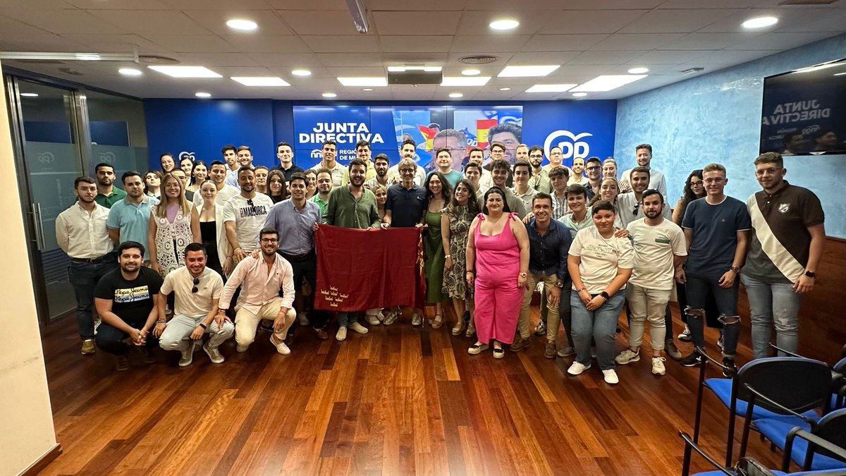 Con <a href="/NNGG_RM/">NNGG Región de Murcia</a> en su Junta Directiva.

Los jóvenes son fundamentales para llevar al presidente <a href="/NunezFeijoo/">Alberto Núñez Feijóo</a> a la Moncloa.

Quedan 31 días de trabajo para ver ese gran #VeranoAzul.