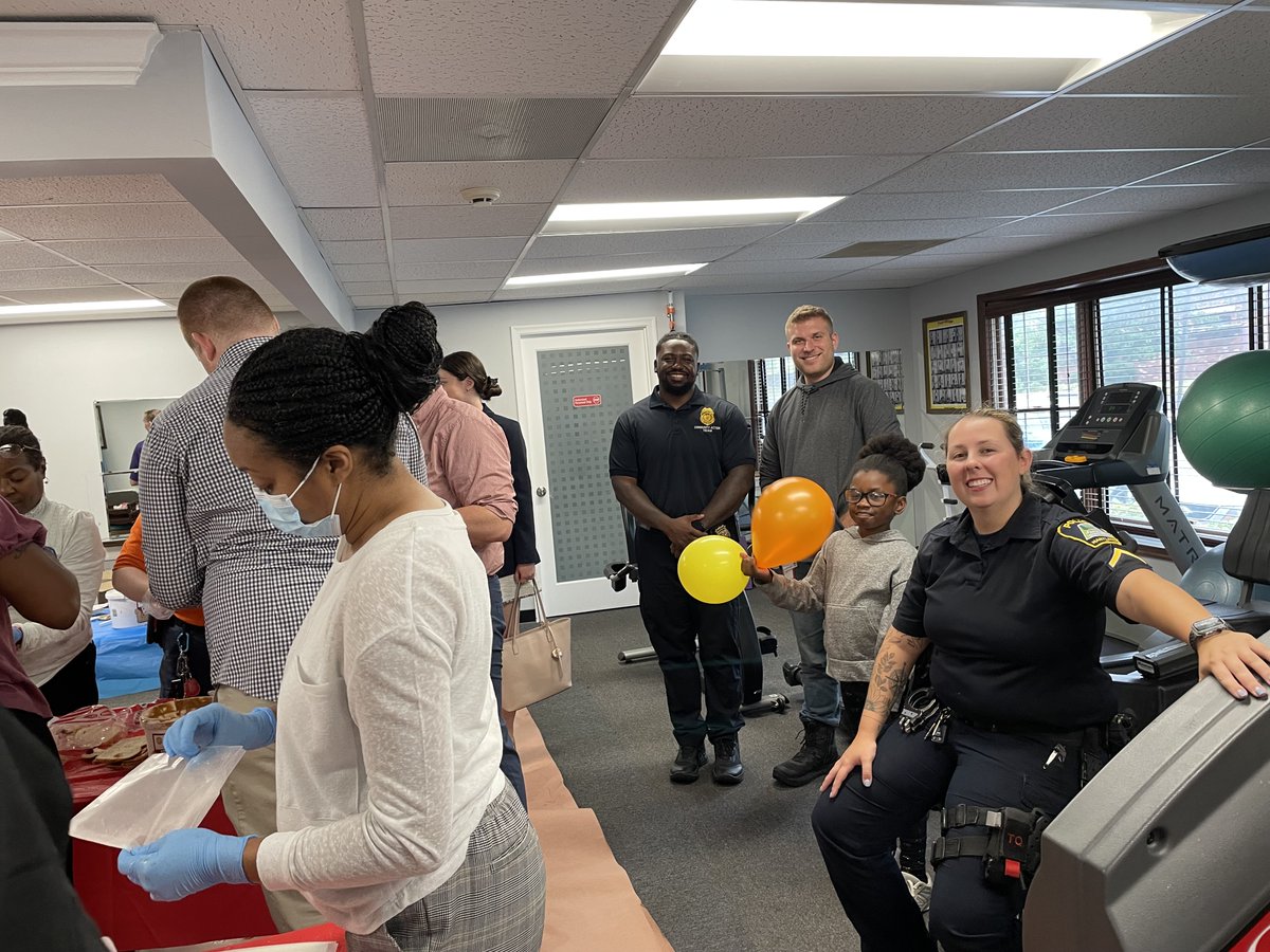 startptnow's tweet photo. Thank you so much to the @greenbeltpolice, @shepherds_table, and all of our amazing patients, staff, and fellow community members who made yesterday's #projectpbj a success! ❤️
Who knew making PB&J sandwiches could be so fun?!?
Next stop: Glen Burnie, Maryland 🔥 https://t.co/0edKf0Up06